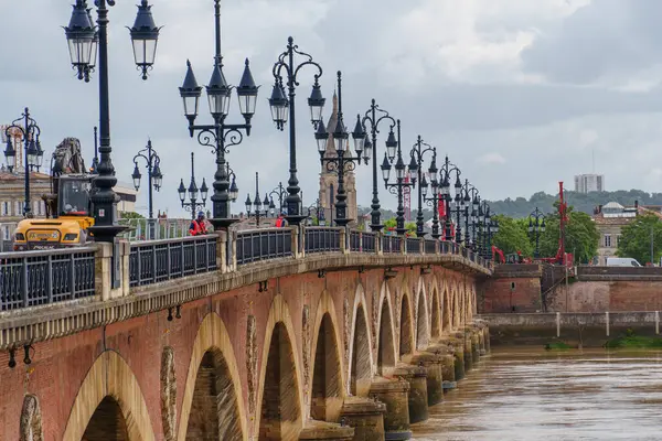 Garonne nehrindeki Bordeaux şehrinde.