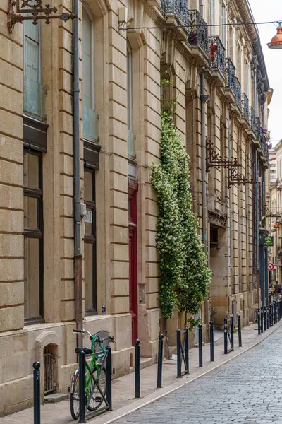 Garonne nehrindeki Bordeaux şehrinde.