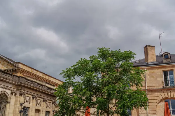 Garonne nehrindeki Bordeaux şehrinde.