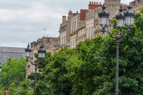 Garonne nehrindeki Bordeaux şehrinde.