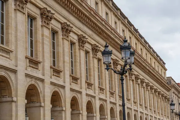 Garonne nehrindeki Bordeaux şehrinde.