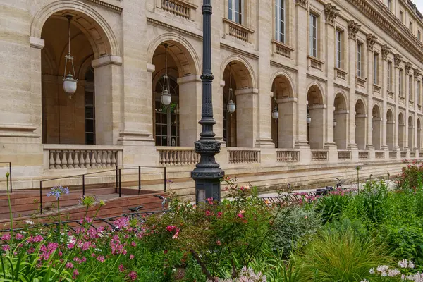 Garonne nehrindeki Bordeaux şehrinde.