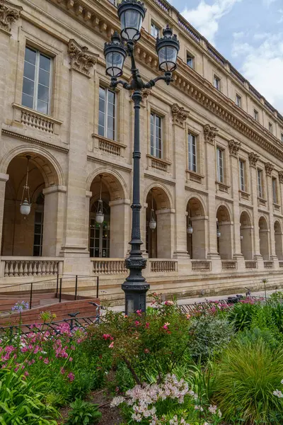 Garonne nehrindeki Bordeaux şehrinde.