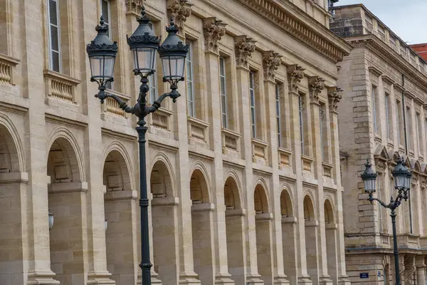 Garonne nehrindeki Bordeaux şehrinde.