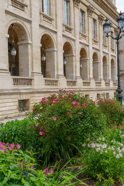 Garonne nehrindeki Bordeaux şehrinde.