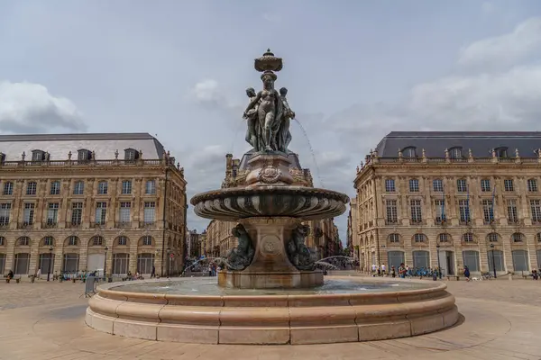 Garonne nehrindeki Bordeaux şehrinde.