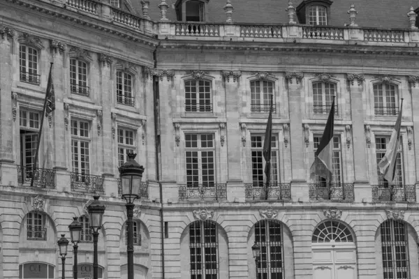 Garonne nehrindeki Bordeaux şehrinde.