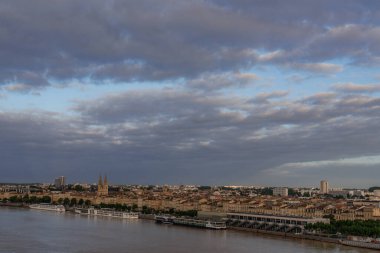 Bordeauyx Garonne nehrinde