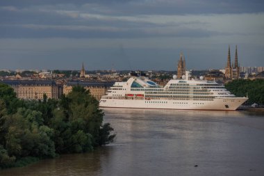 Bordeauyx Garonne nehrinde