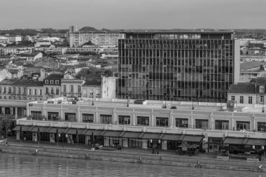 Bordeaux şehri Fransa 'daki Garonne Nehri' nde.