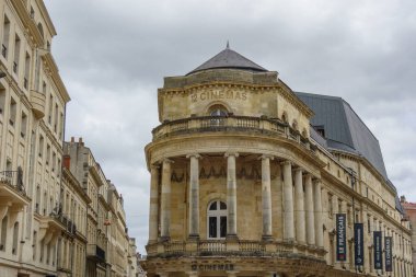 Garonne nehrindeki Bordeaux şehrinde.