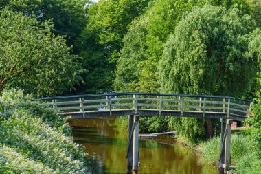 Doğu Frizya 'daki EM nehrinin oradaki Ditzum köyü.