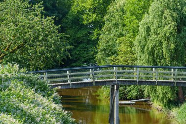 Doğu Frizya 'daki EM nehrinin oradaki Ditzum köyü.