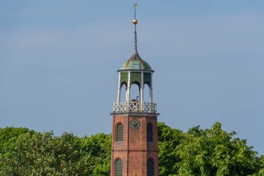 Doğu Frizya 'daki EM nehrinin oradaki Ditzum köyü.