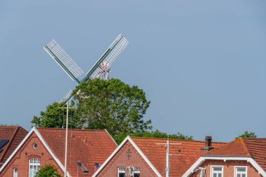 Doğu Frizya 'daki EM nehrinin oradaki Ditzum köyü.