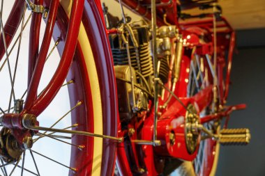 Güzel eski arabalar ve motosikletler.