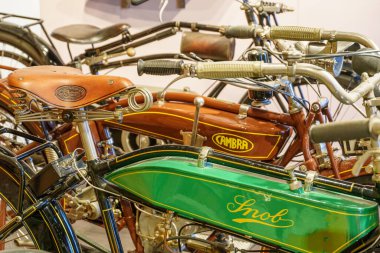 Güzel eski arabalar ve motosikletler.