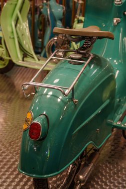 Güzel eski arabalar ve motosikletler.