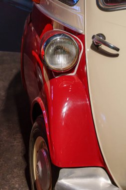 Güzel eski arabalar ve motosikletler.