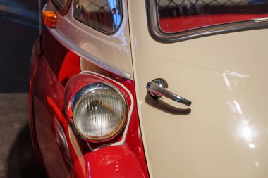 Güzel eski arabalar ve motosikletler.