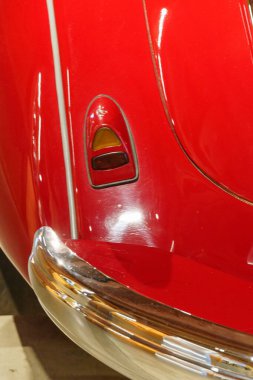 Güzel eski arabalar ve motosikletler.