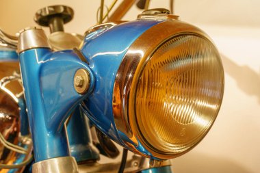 Güzel eski arabalar ve motosikletler.