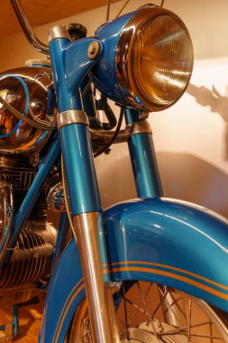 Güzel eski arabalar ve motosikletler.