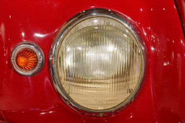 Güzel eski arabalar ve motosikletler.