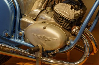 Güzel eski arabalar ve motosikletler.