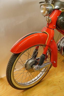 Güzel eski arabalar ve motosikletler.