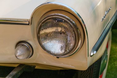 Güzel eski arabalar ve motosikletler.