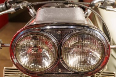 Güzel eski arabalar ve motosikletler.