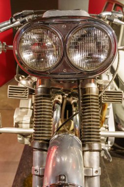 Güzel eski arabalar ve motosikletler.