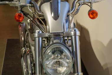 Güzel eski arabalar ve motosikletler.