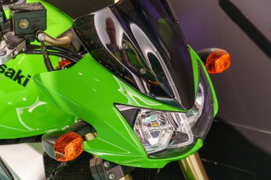 Güzel eski arabalar ve motosikletler.