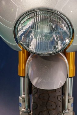 Güzel eski arabalar ve motosikletler.