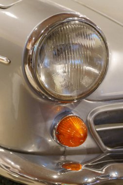 Güzel eski arabalar ve motosikletler.