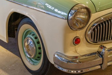 Güzel eski arabalar ve motosikletler.