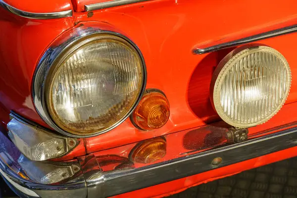 Güzel eski arabalar ve motosikletler.