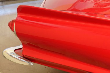 Güzel eski arabalar ve motosikletler.