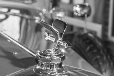 Güzel eski arabalar ve motosikletler.