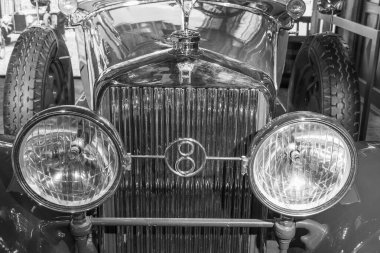 Güzel eski arabalar ve motosikletler.