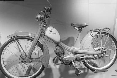 Güzel eski arabalar ve motosikletler.