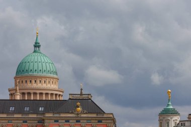 Yaz mevsiminde gölleri olan Potsdam şehri.
