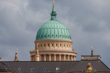 Yaz mevsiminde gölleri olan Potsdam şehri.