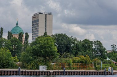 Yaz mevsiminde gölleri olan Potsdam şehri.