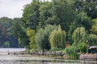 Yaz mevsiminde gölleri olan Potsdam şehri.