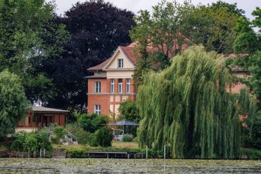 Yaz mevsiminde gölleri olan Potsdam şehri.