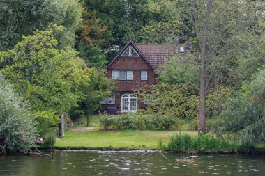 Yaz mevsiminde gölleri olan Potsdam şehri.