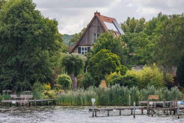 Yaz mevsiminde gölleri olan Potsdam şehri.